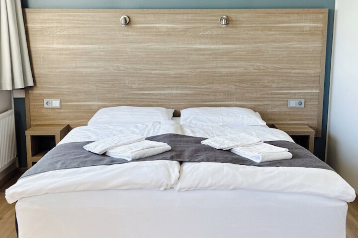 Room 8 of 77