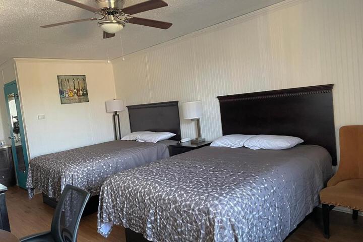 2 Queen Beds (10 of 10)
