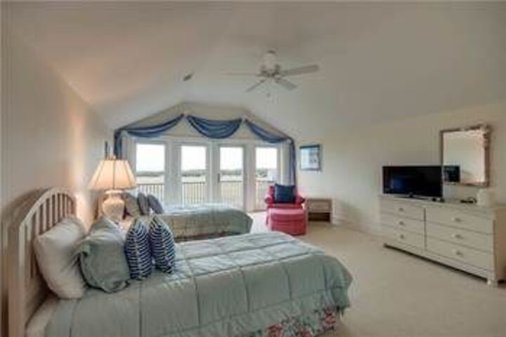 Photo of Ocean Forest Lane 1131 by RedAwning