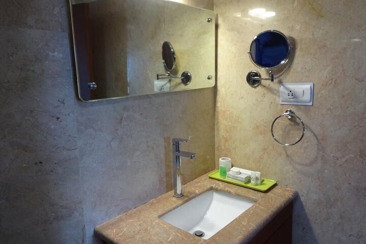 Room 12 of 27