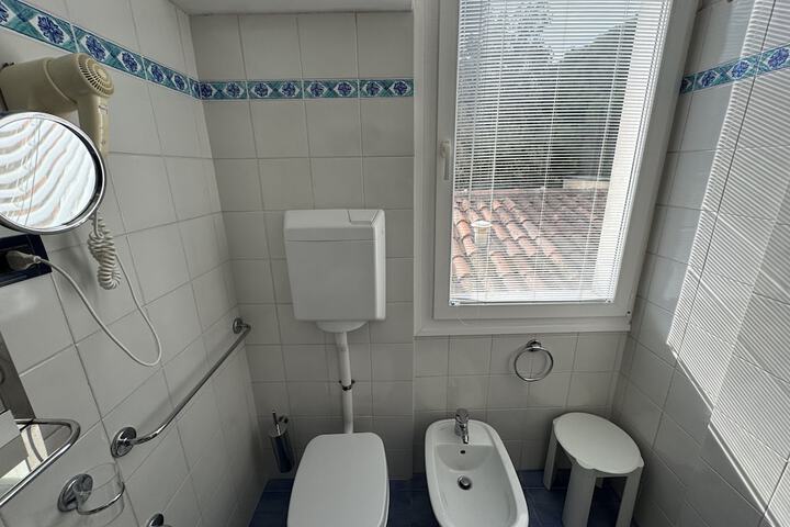 Room 9 of 17