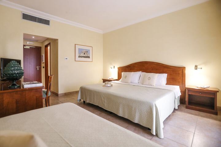 Room 5 of 120