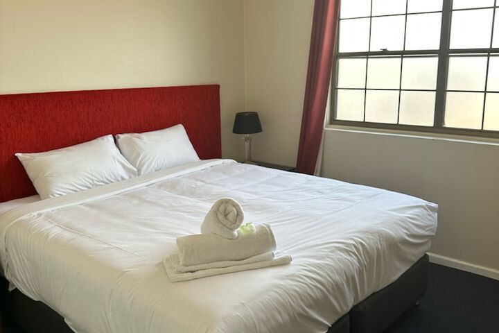 Room 6 of 9