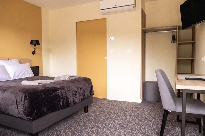 Room 10 of 32