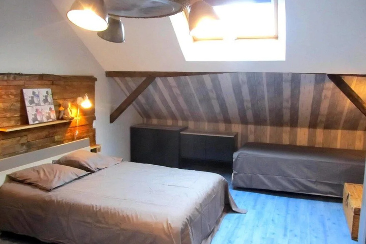 Room 5 of 16