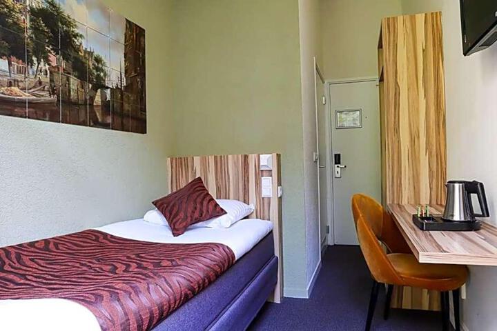 Room 102 of 112