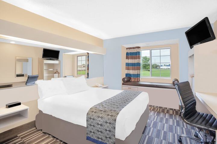 1 Queen Bed Accessible Room (3 of 18)