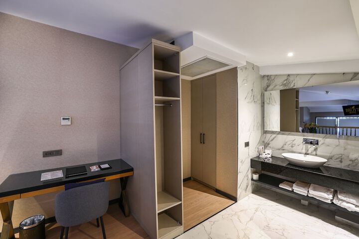 Room 42 of 80