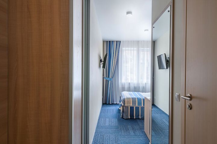 Room 30 of 142