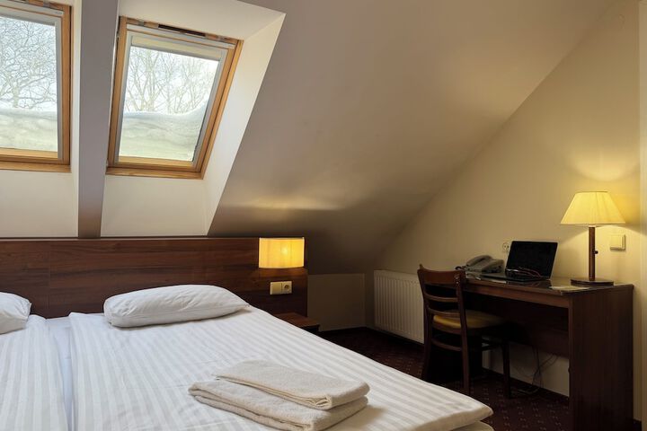 Room 33 of 64