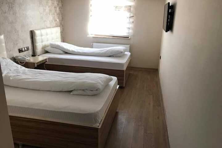 Room 6 of 10