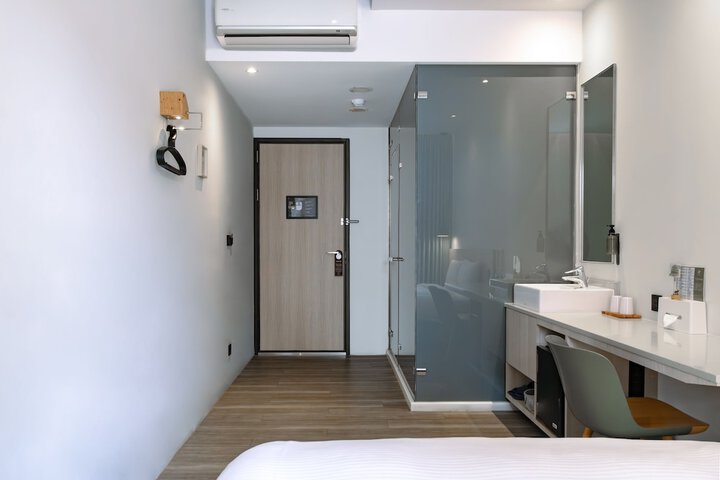 Room 6 of 66