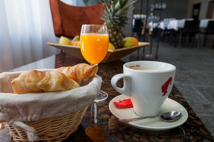 Breakfast/Coffee Service 23 of 39