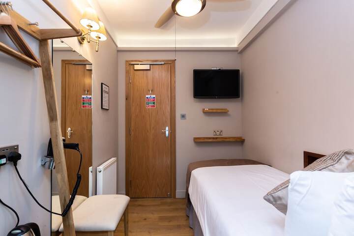 Room 49 of 128