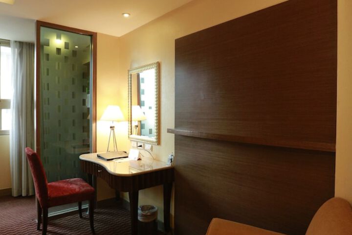 Room 9 of 33