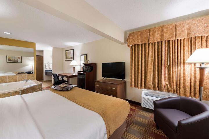1 King Bed Ground Floor Smart TV, Microwave and Refrigerator Wood Floor WiFi Full Breakfast (7 of 21)