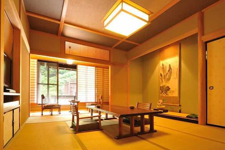 Room 4 of 124