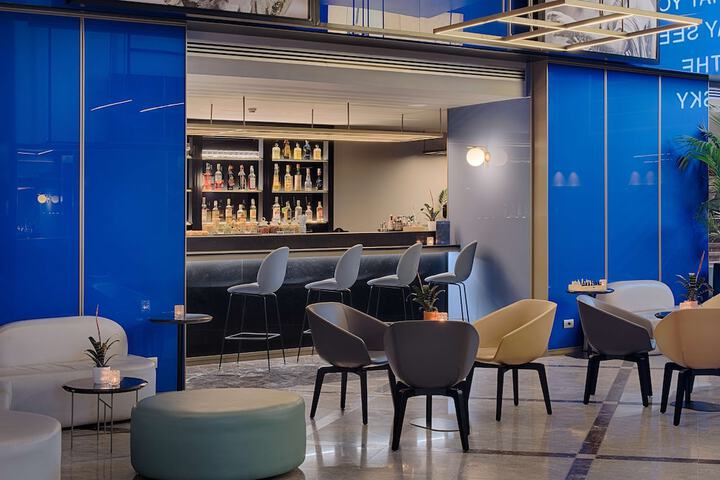 Lounge 52 of 68