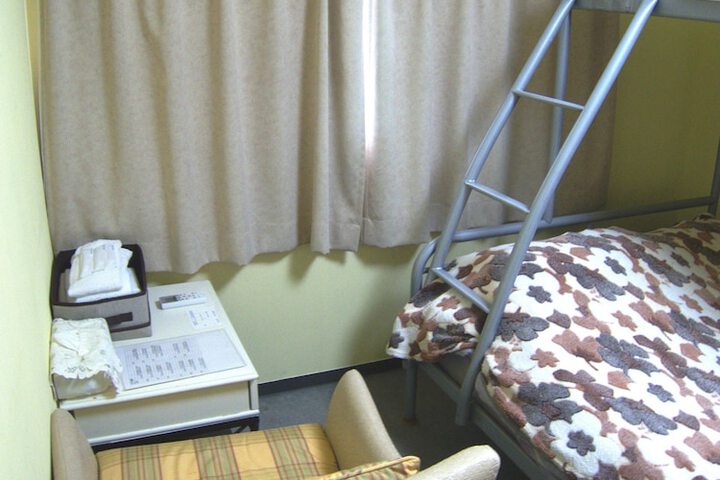 Room 9 of 100