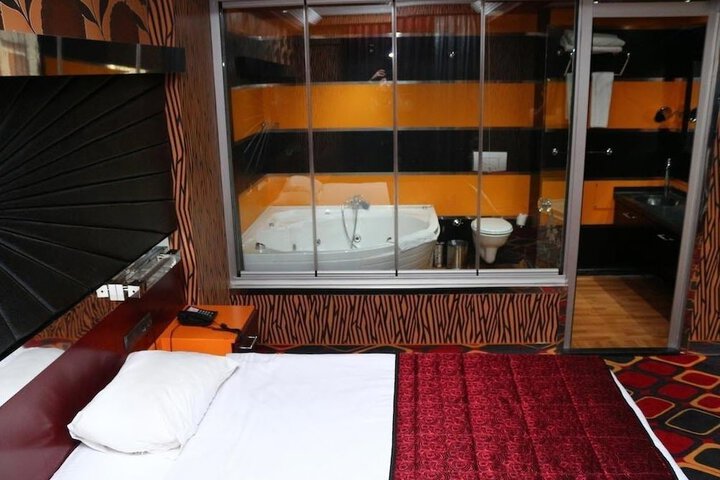 Room 6 of 18