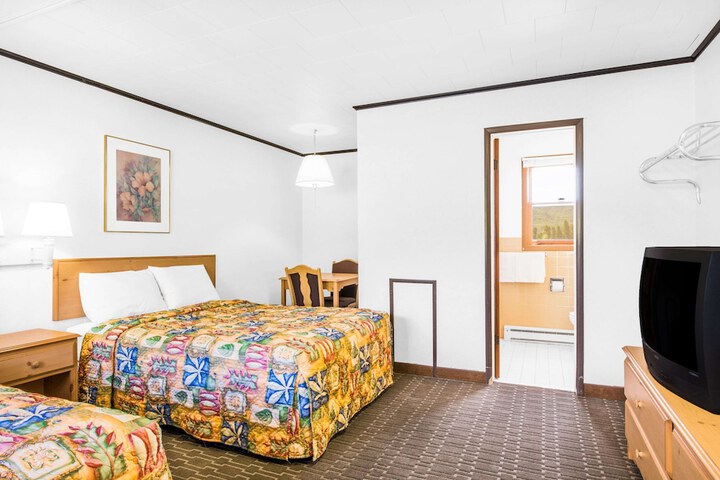 Standard Room, King or Two Doubles (5 of 5)