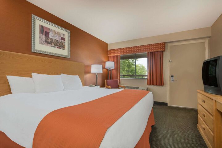 1 King Bed Deluxe Room (5 of 11)