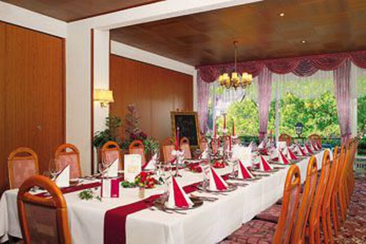 Dining 2 of 7