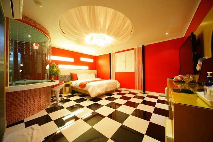 Room 10 of 33