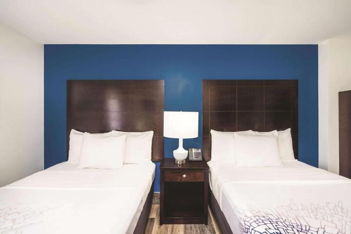 2 Double Beds (7 of 7)