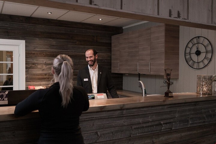 Check-in/check-out kiosk