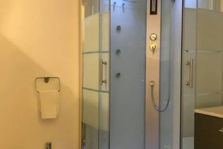 Room 8 of 9