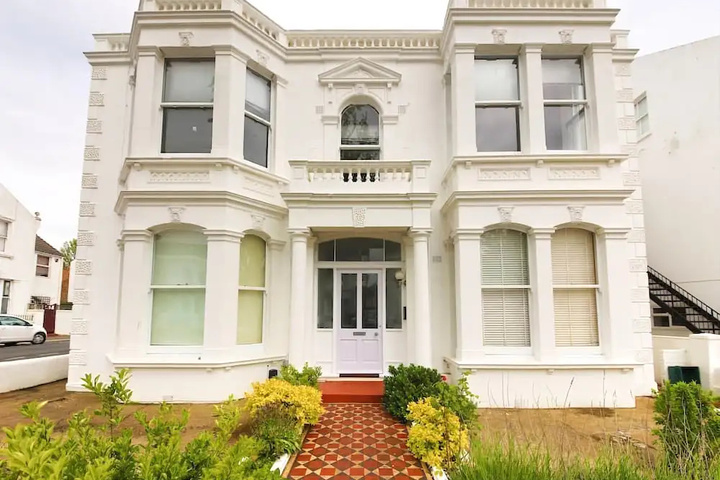 Exterior of Bright & Spacious 1 Bed Flat With Garden