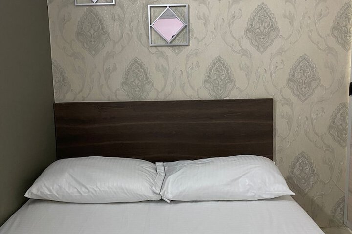 Room 4 of 8