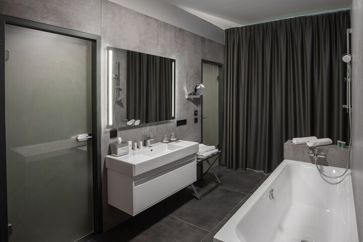 Room 28 of 46
