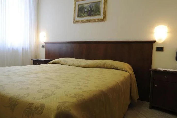 Room 4 of 18