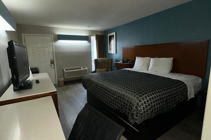 1 King Bed (17 of 20)