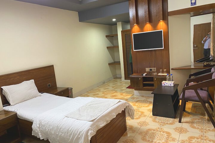 Room 6 of 15