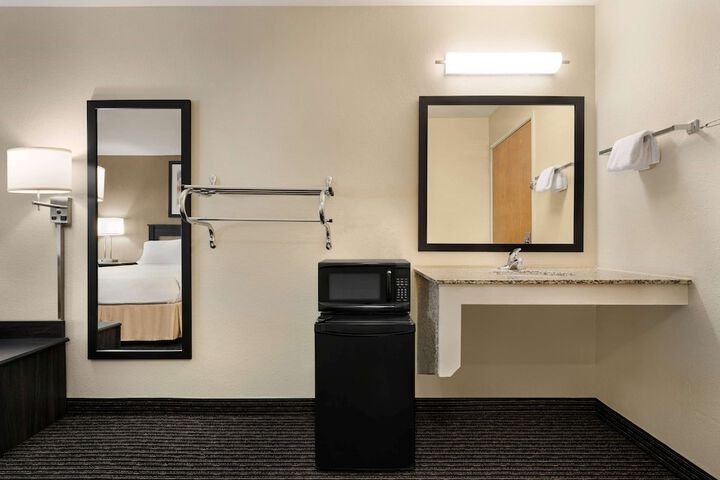 Room 9 of 25