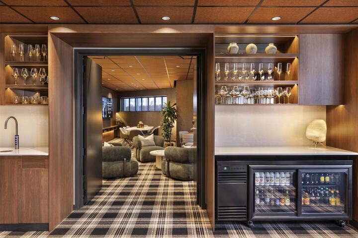 Lounge 77 of 88