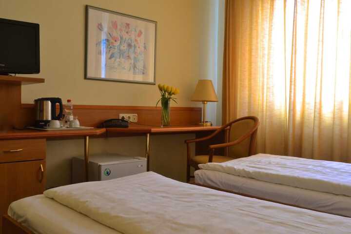 Room 9 of 32
