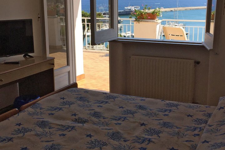 Room 4 of 52