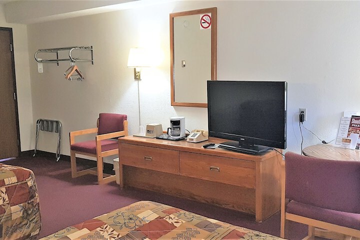 1 Queen Bed (4 of 4)