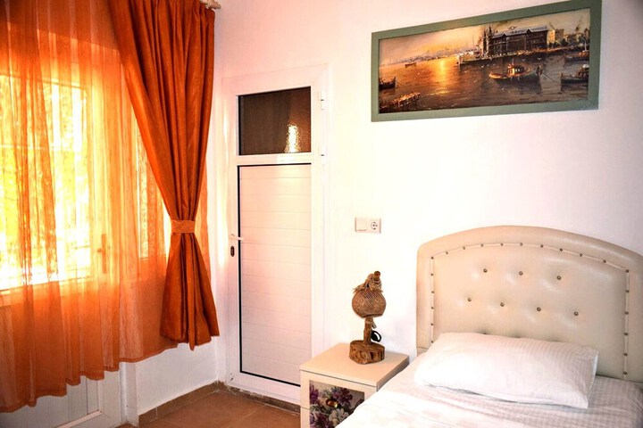 Room 17 of 33