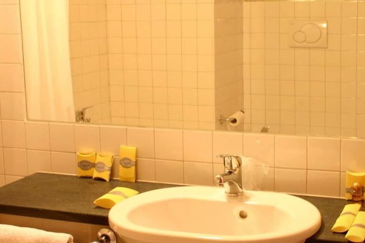 Room 10 of 27