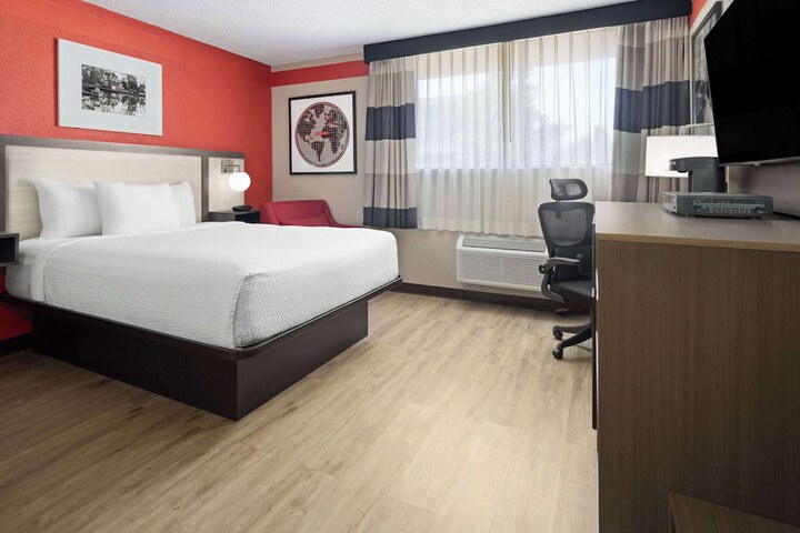 1 Queen Bed Accessible Room (7 of 15)