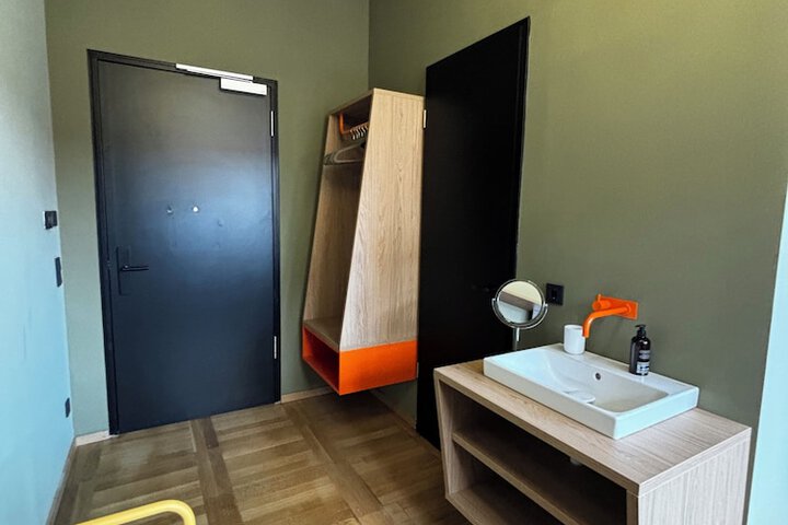 Room 3 of 73