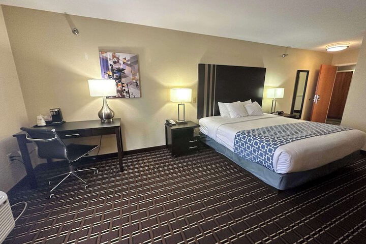 1 King Bed High Speed Internet Accessible Microwave and Refrigerator, Coffee Maker Iron and Ironing Board Hairdryer Full Breakfast (2 of 11)