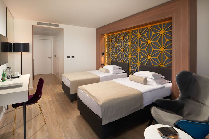 Room 15 of 106