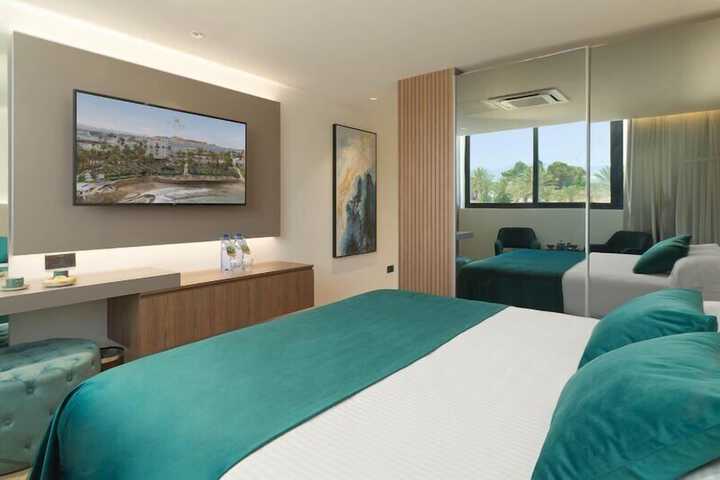 Room 34 of 143