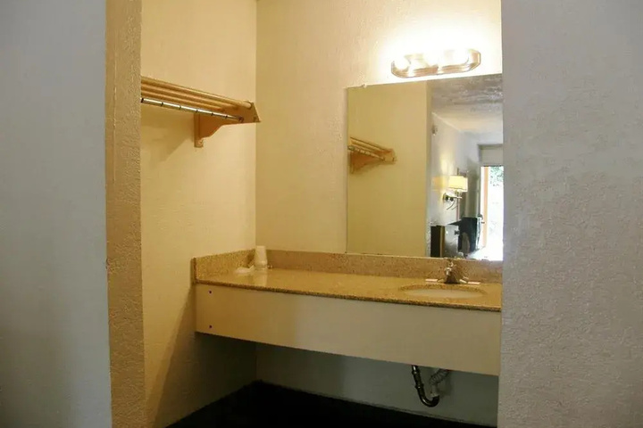 Economy Inn